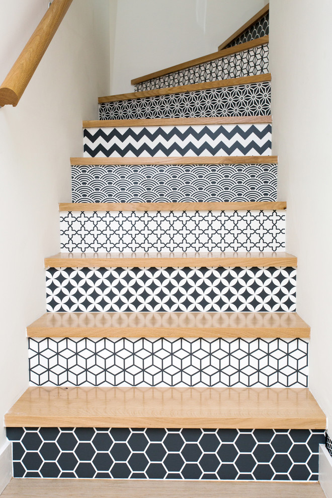 Réalisation d'un escalier courbe design de taille moyenne avec des marches en bois.