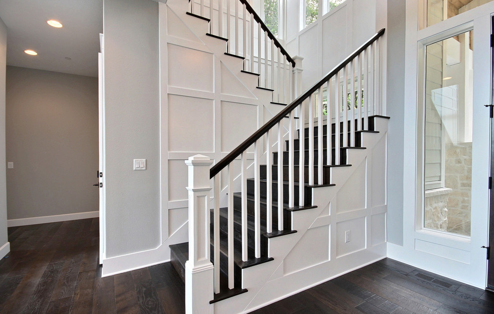 Inspiration pour un grand escalier craftsman en U avec des marches en bois, des contremarches en bois et un garde-corps en bois.