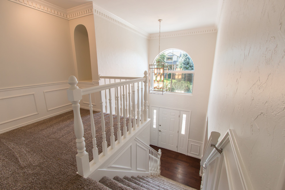 На фото: прямая лестница среднего размера в современном стиле с ступенями с ковровым покрытием и ковровыми подступенками