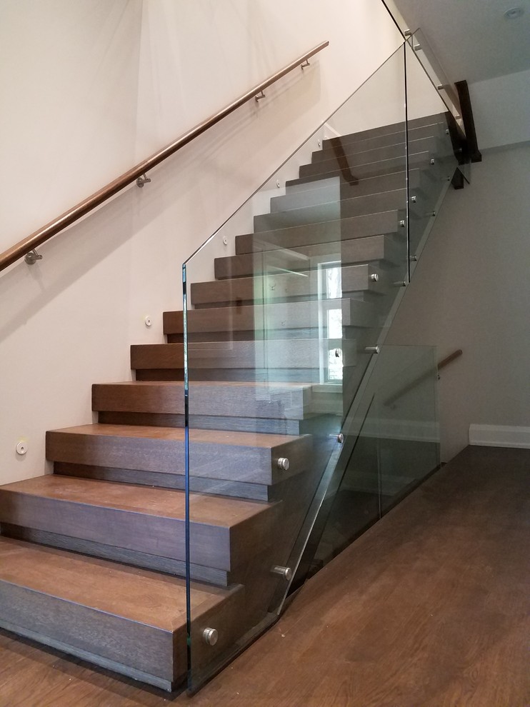 Источник вдохновения для домашнего уюта: большая прямая деревянная лестница в стиле модернизм с деревянными ступенями и стеклянными перилами