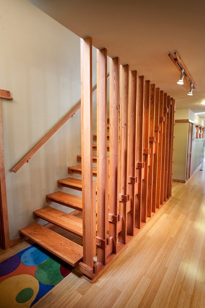 Ejemplo de escalera recta moderna grande con escalones de madera y contrahuellas de madera