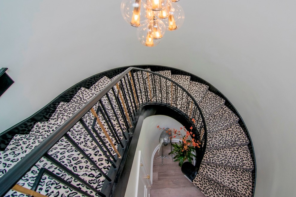 Свежая идея для дизайна: огромная винтовая лестница в современном стиле с ступенями с ковровым покрытием и ковровыми подступенками - отличное фото интерьера