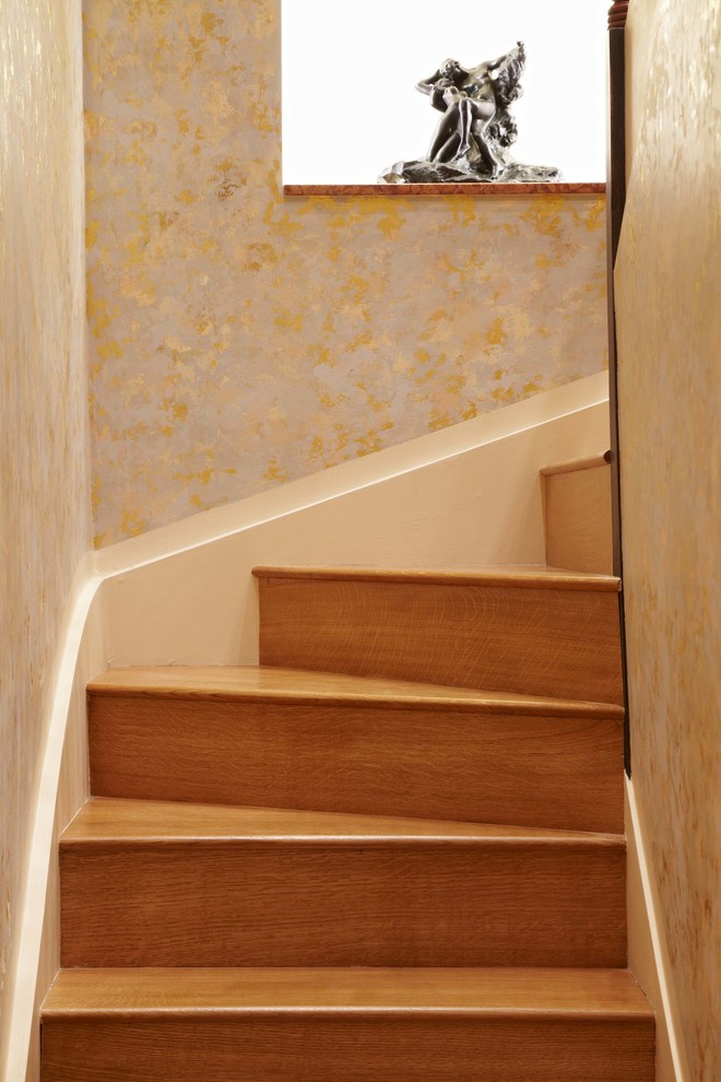 Modelo de escalera de caracol tradicional de tamaño medio con escalones de madera y contrahuellas de madera