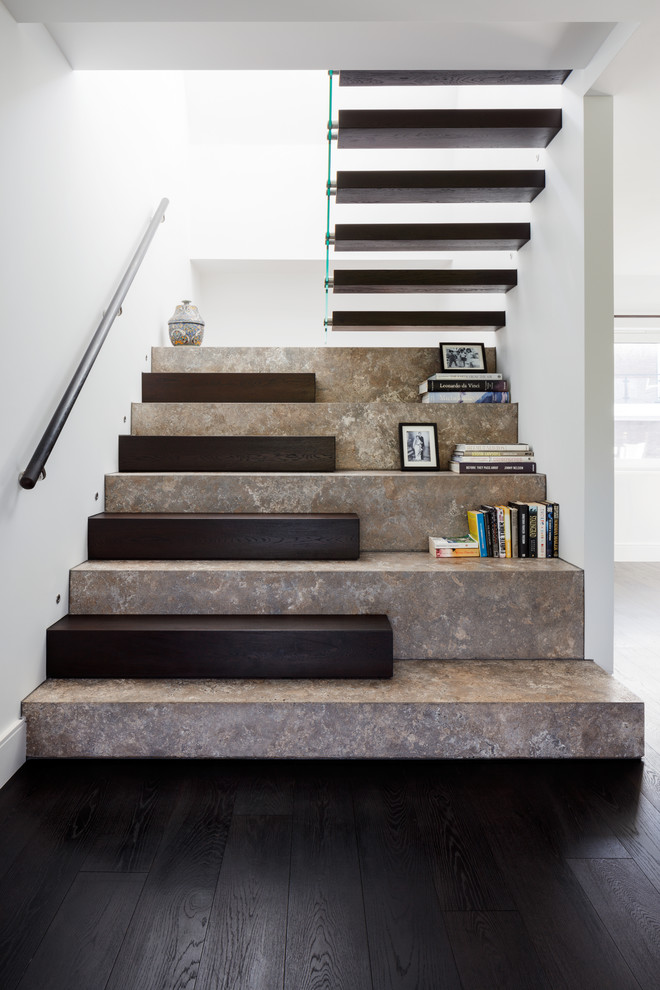 Imagen de escalera en U actual grande con escalones de piedra caliza, contrahuellas de madera y barandilla de madera