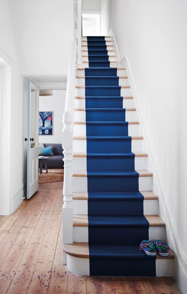 Пример оригинального дизайна: прямая лестница среднего размера в современном стиле с крашенными деревянными ступенями и крашенными деревянными подступенками