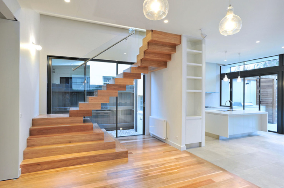 Exemple d'un escalier flottant tendance de taille moyenne avec des marches en bois et des contremarches en bois.
