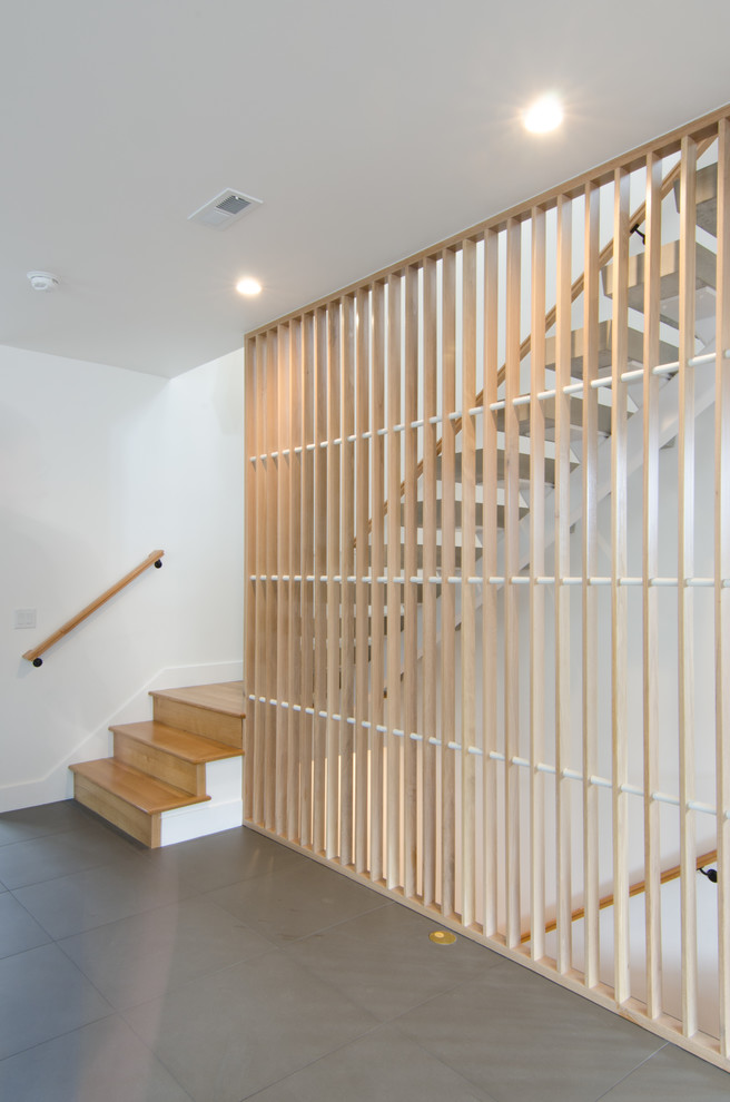 Идея дизайна: большая угловая металлическая лестница в стиле неоклассика (современная классика) с бетонными ступенями и деревянными перилами