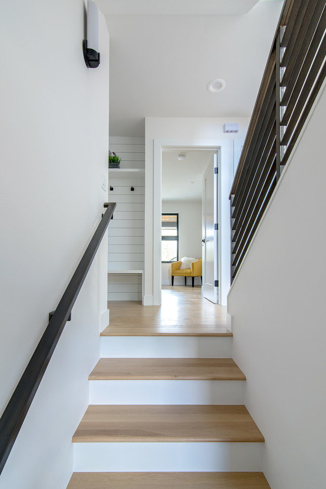 Источник вдохновения для домашнего уюта: большая п-образная деревянная лестница в стиле неоклассика (современная классика) с деревянными ступенями и металлическими перилами