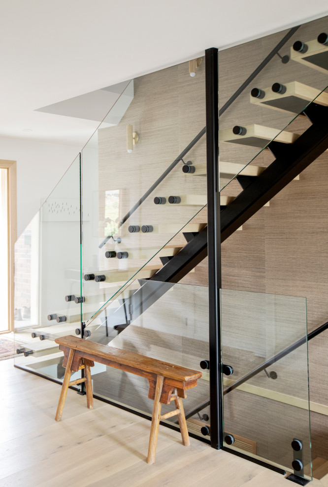 Modelo de escalera recta contemporánea sin contrahuella con escalones de madera y barandilla de vidrio