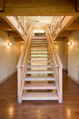 Foto de escalera recta tradicional renovada de tamaño medio sin contrahuella con escalones de madera