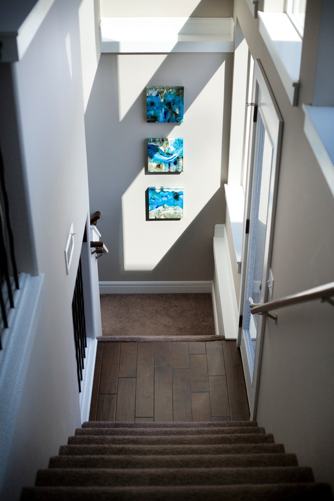 Cette image montre un escalier design en L de taille moyenne avec des marches en moquette et des contremarches en moquette.