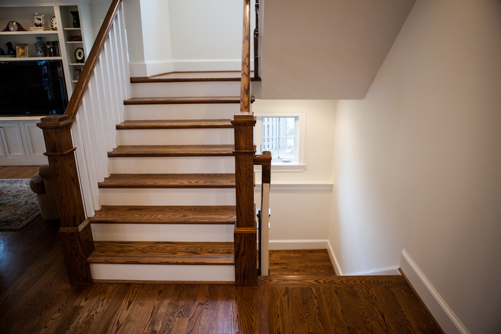 Imagen de escalera curva campestre de tamaño medio con escalones de madera y contrahuellas de madera