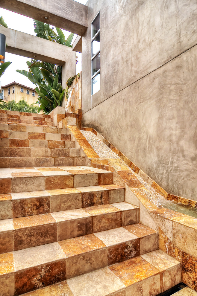 Inspiration pour un grand escalier carrelé droit design avec des contremarches carrelées.