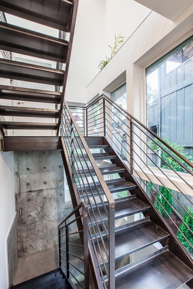 Пример оригинального дизайна: п-образная лестница в современном стиле с металлическими ступенями без подступенок