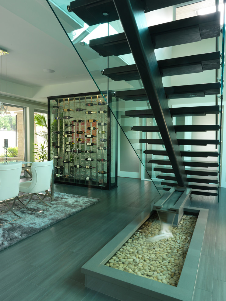 Пример оригинального дизайна: маленькая лестница на больцах в стиле модернизм с деревянными ступенями и стеклянными перилами без подступенок для на участке и в саду
