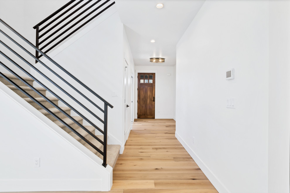 Kleine Moderne Treppe in U-Form mit Teppich-Treppenstufen, Teppich-Setzstufen und Stahlgeländer in Sonstige