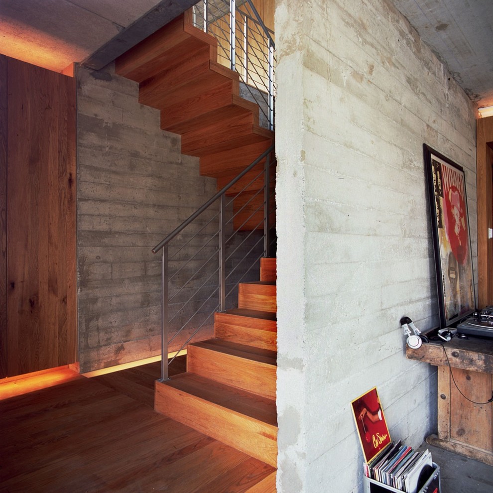 На фото: изогнутая лестница среднего размера в стиле рустика с деревянными ступенями