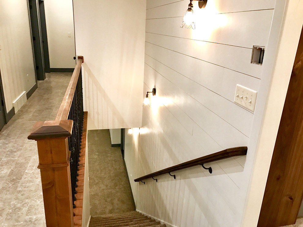 Свежая идея для дизайна: прямая лестница среднего размера в стиле шебби-шик с ступенями из плитки и подступенками из плитки - отличное фото интерьера
