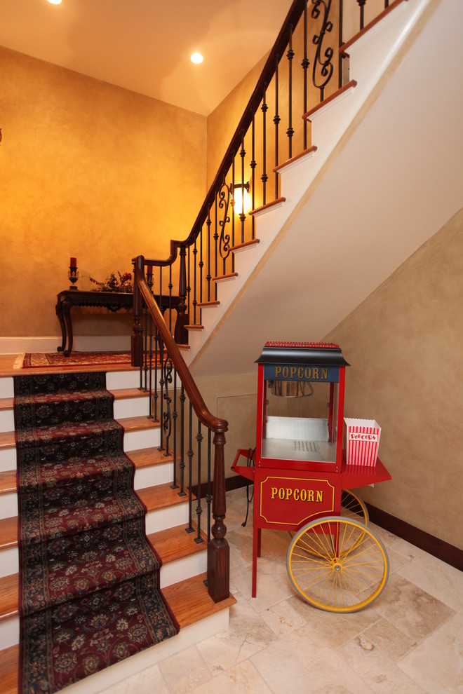 Foto de escalera en U tradicional grande con escalones enmoquetados