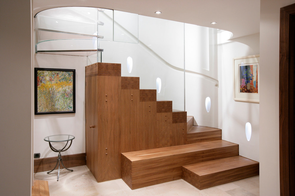 Cette photo montre un escalier courbe tendance avec des marches en bois et des contremarches en bois.