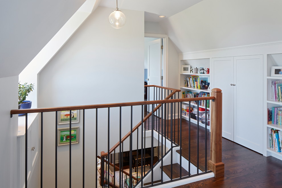 Источник вдохновения для домашнего уюта: п-образная лестница в классическом стиле с деревянными ступенями, крашенными деревянными подступенками и металлическими перилами
