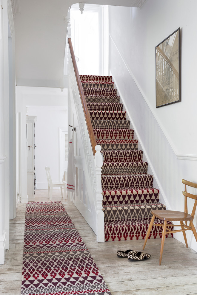 Идея дизайна: п-образная лестница в классическом стиле с ступенями с ковровым покрытием и ковровыми подступенками