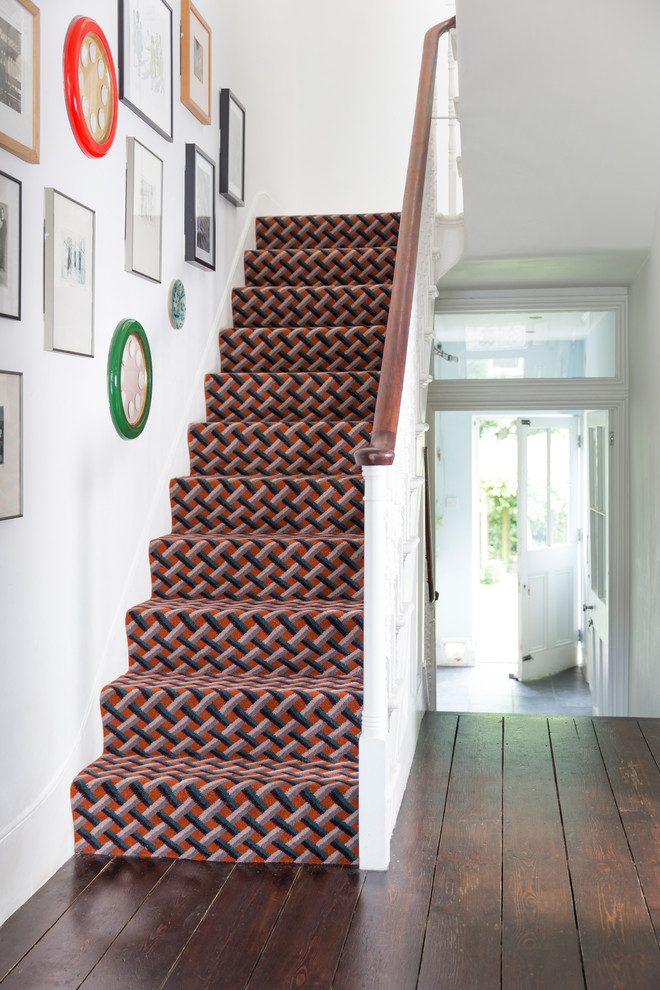 Aménagement d'un escalier classique en U avec des marches en moquette et des contremarches en moquette.