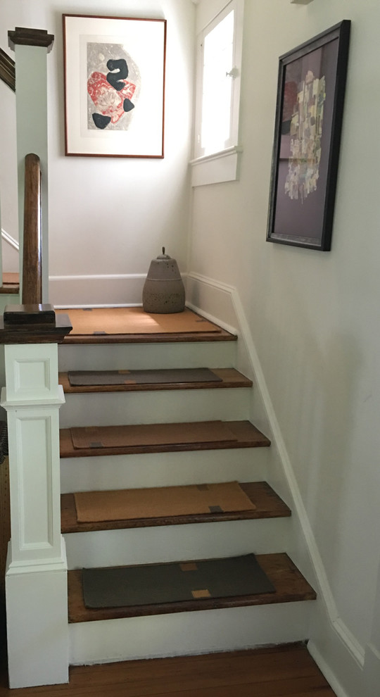 Ejemplo de escalera recta tradicional de tamaño medio con escalones enmoquetados y contrahuellas de madera pintada
