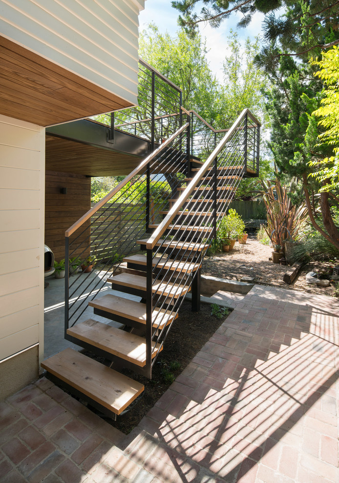 Moderne Holztreppe in L-Form mit Metall-Setzstufen in San Francisco
