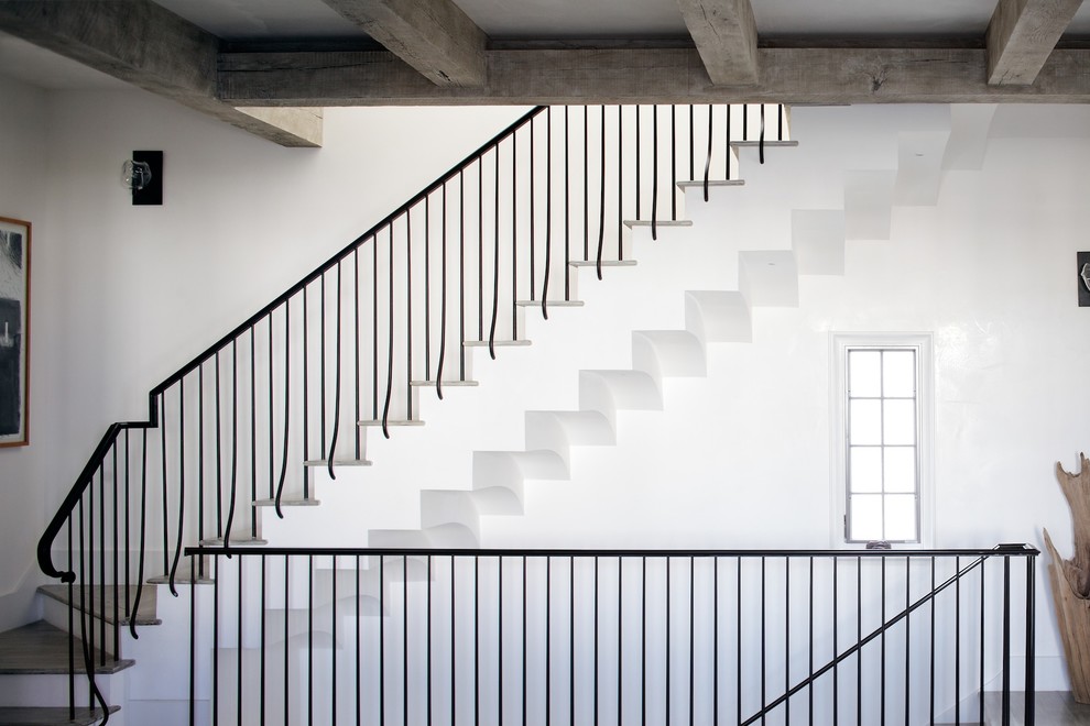 Стильный дизайн: угловая лестница в морском стиле с деревянными ступенями - последний тренд