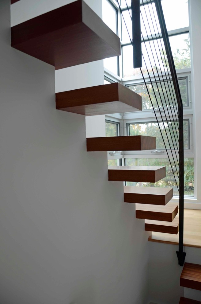 Idee per una scala a "L" moderna di medie dimensioni con pedata in legno e alzata in legno verniciato