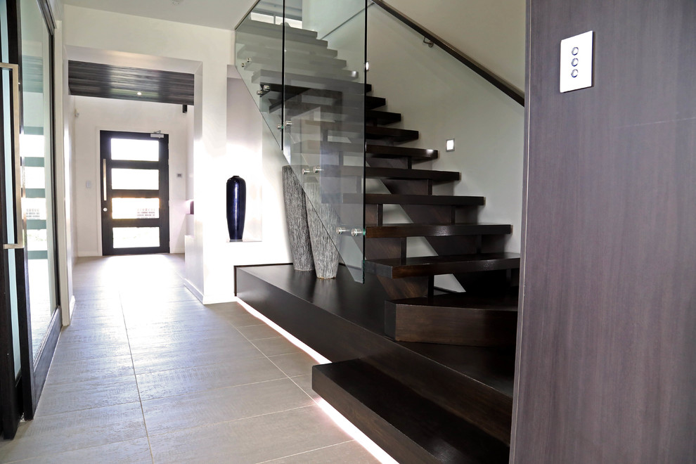 Imagen de escalera suspendida moderna grande sin contrahuella con escalones de madera