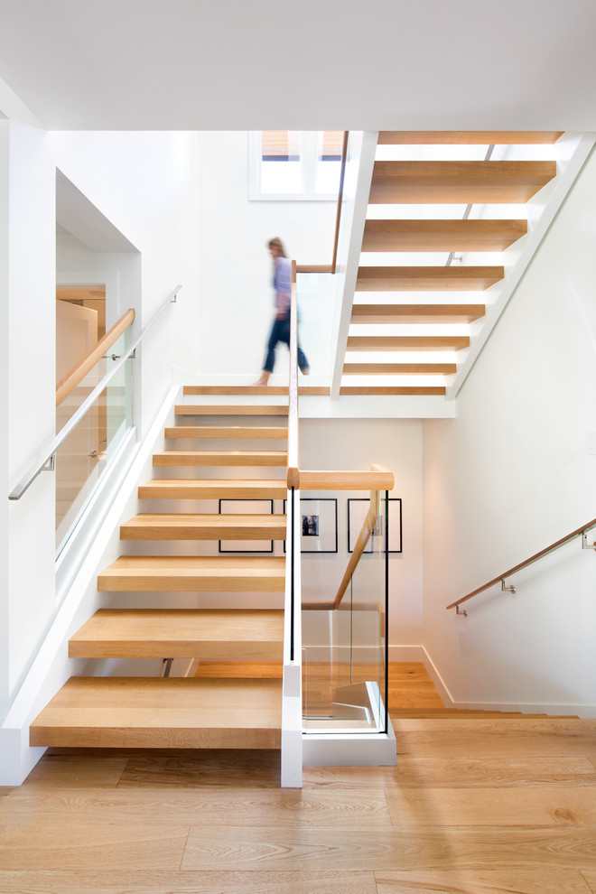 На фото: п-образная лестница среднего размера в скандинавском стиле с деревянными ступенями без подступенок