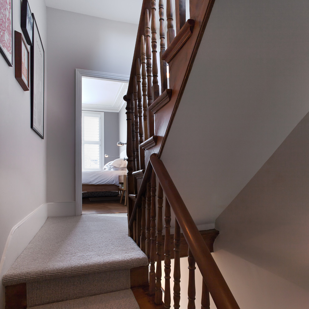 Mittelgroße Moderne Treppe mit Teppich-Treppenstufen und Teppich-Setzstufen in London
