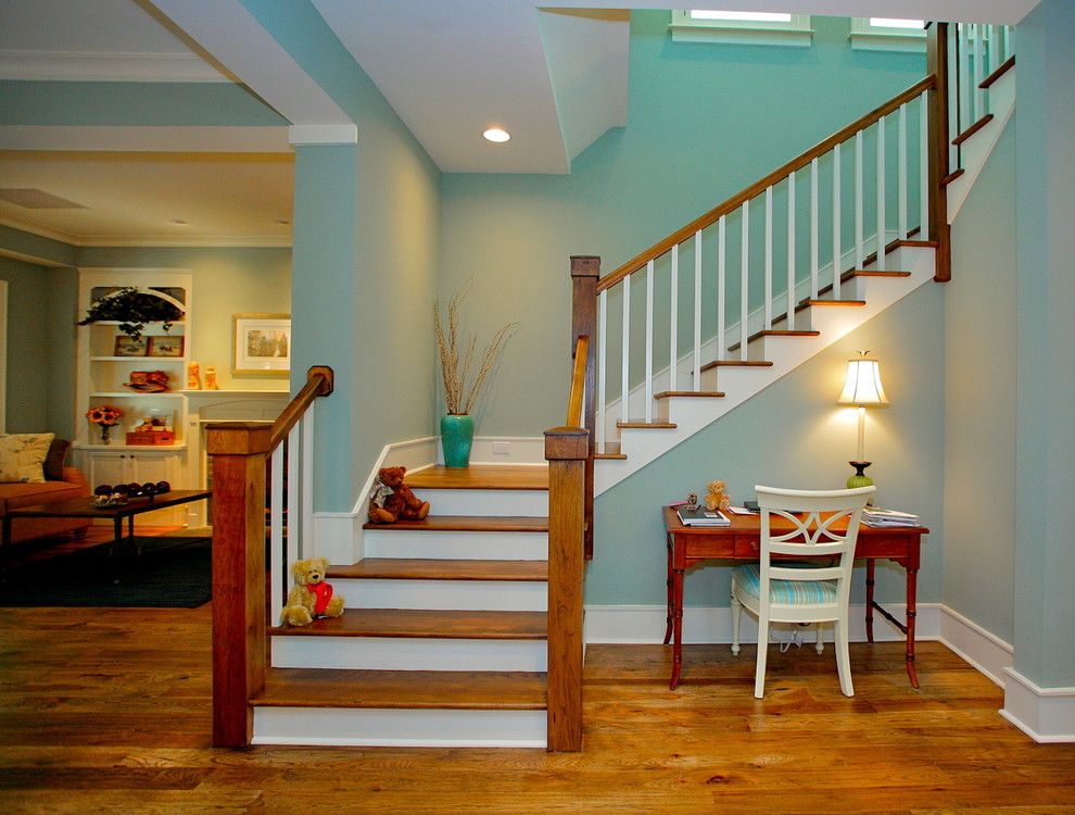 Example of an island style staircase design in Jacksonville