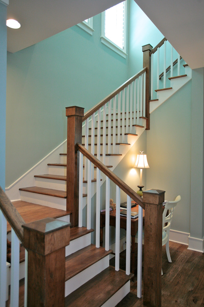 Exemple d'un escalier craftsman avec éclairage.
