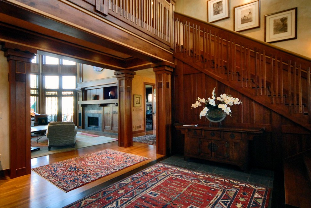 Imagen de escalera recta de estilo americano extra grande con escalones de madera, contrahuellas de madera y barandilla de madera