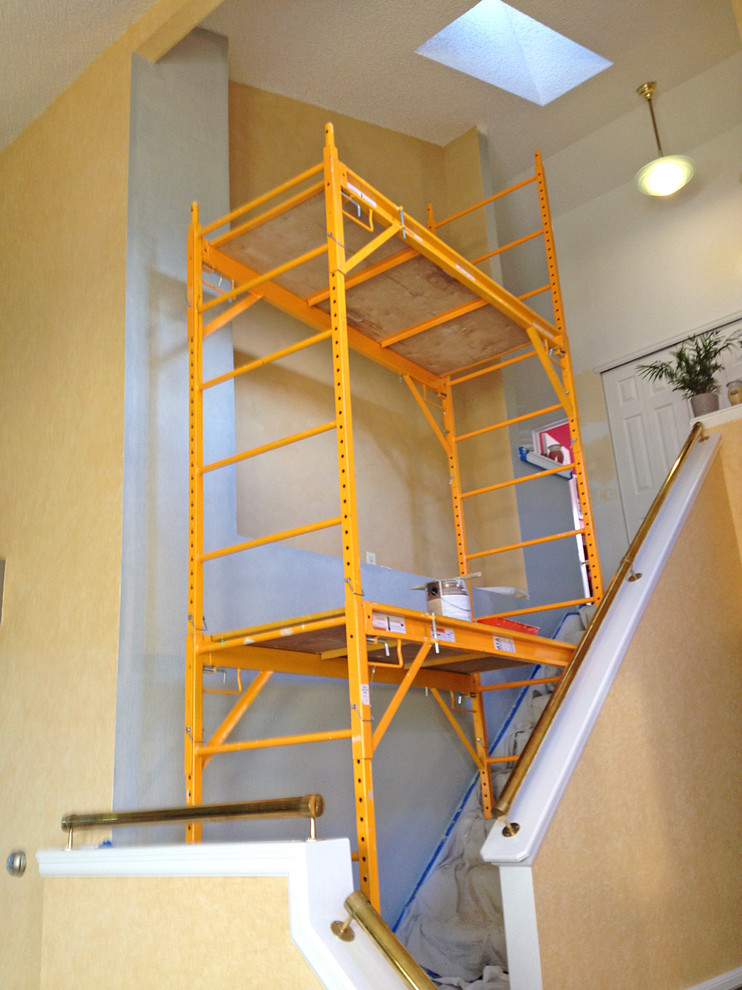 Exemple d'un petit escalier moderne avec des marches en moquette et des contremarches en moquette.