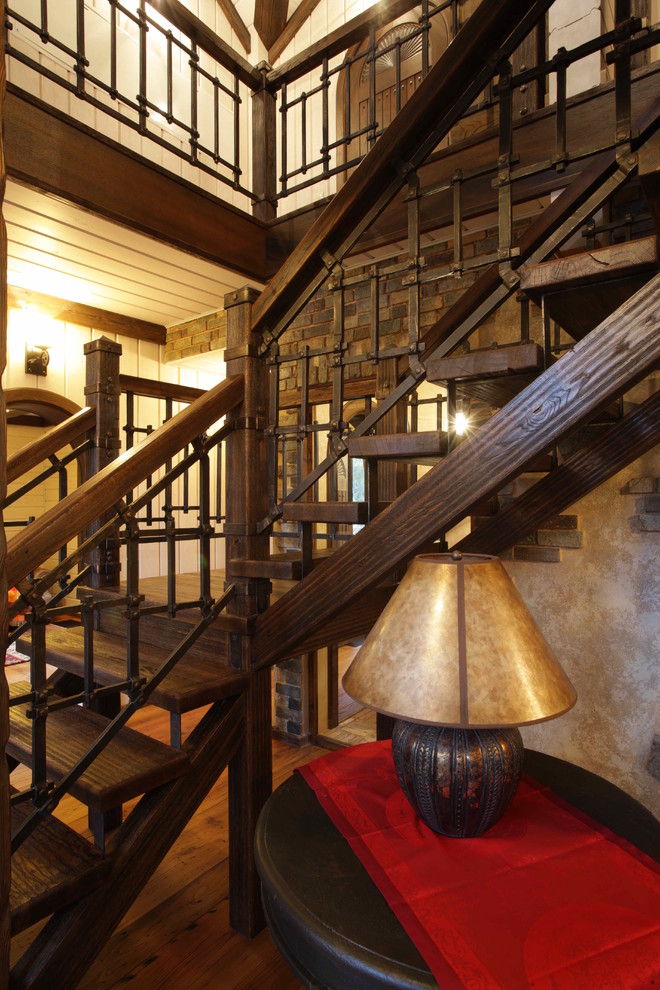 Imagen de escalera en U rústica de tamaño medio sin contrahuella con escalones de madera