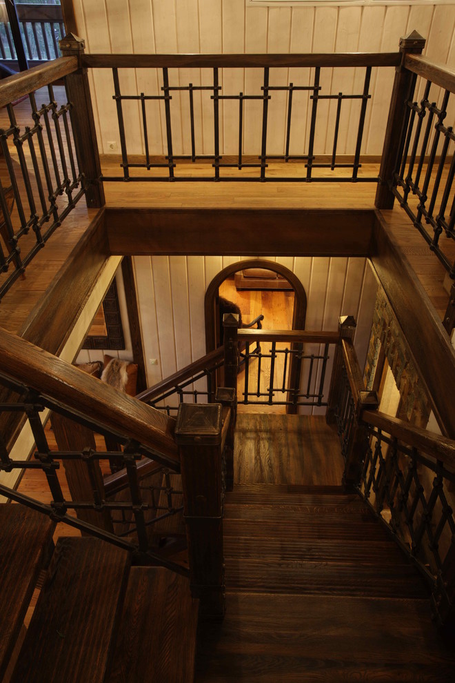 Diseño de escalera en U rústica de tamaño medio con escalones de madera y contrahuellas de metal