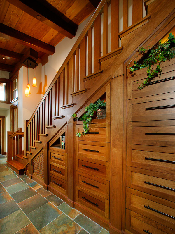 Cette image montre un escalier craftsman en L avec des marches en bois et des contremarches en bois.
