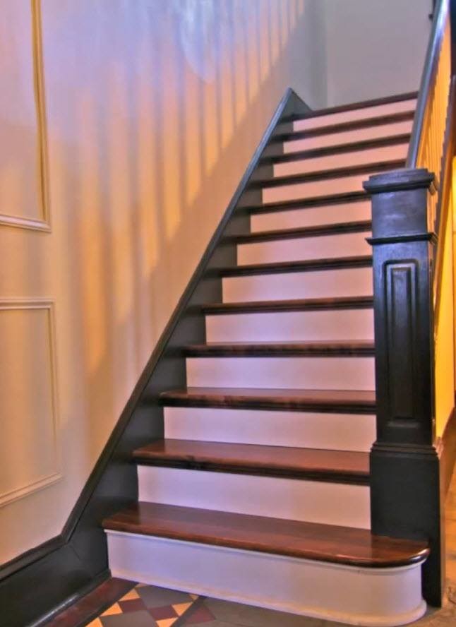 Idée de décoration pour un escalier peint chalet en L de taille moyenne avec des marches en bois.