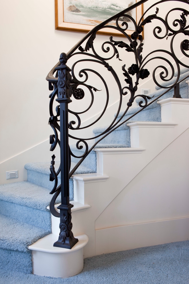 Стильный дизайн: изогнутая лестница в классическом стиле с ступенями с ковровым покрытием и ковровыми подступенками - последний тренд