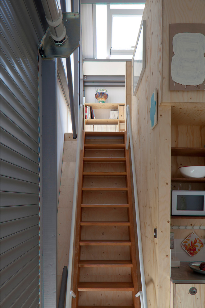 Diseño de escalera recta industrial sin contrahuella con escalones de madera