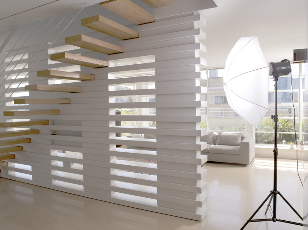 Design ideas for a modern staircase in Tel Aviv with feature lighting.