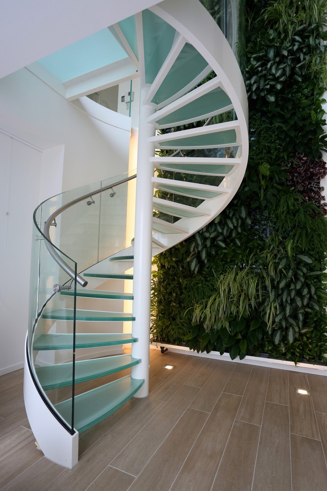 Exemple d'un escalier sans contremarche hélicoïdal tendance de taille moyenne avec des marches en verre.