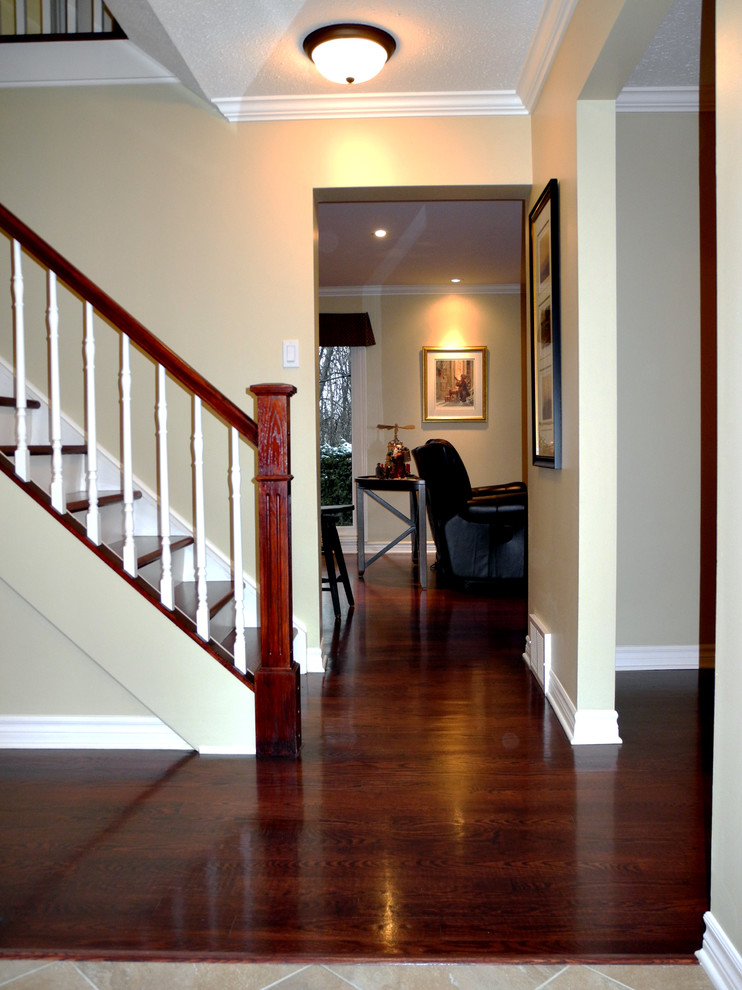 Источник вдохновения для домашнего уюта: прямая лестница среднего размера в современном стиле с деревянными ступенями и крашенными деревянными подступенками