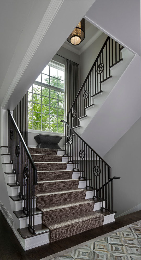 Пример оригинального дизайна: п-образная лестница в стиле неоклассика (современная классика) с деревянными ступенями и крашенными деревянными подступенками