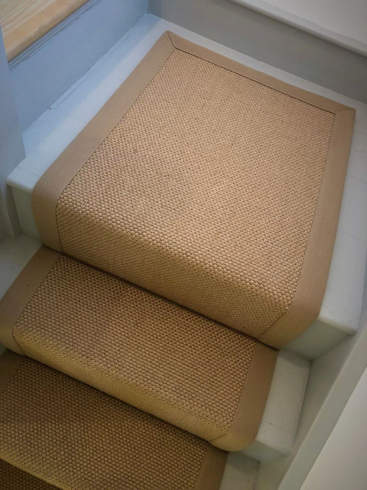 Ejemplo de escalera recta actual de tamaño medio con escalones enmoquetados, contrahuellas enmoquetadas y barandilla de madera