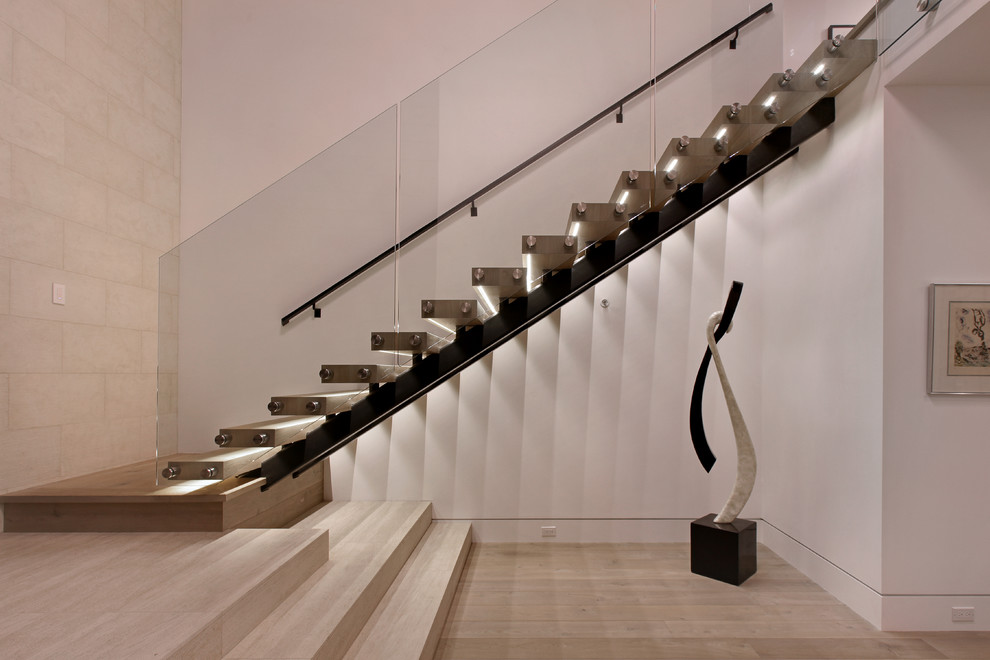 ダラスにあるコンテンポラリースタイルのおしゃれなスケルトン階段の写真